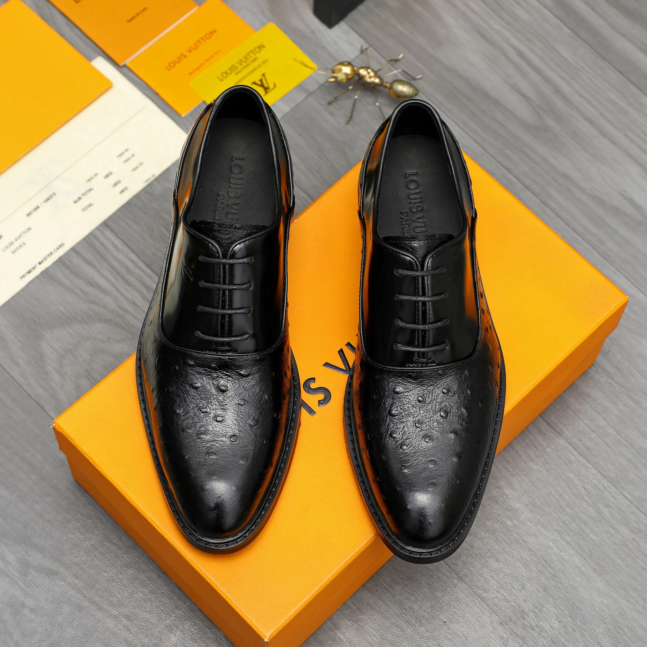 Men's shoes 💰p460 Product trademark: LV (Louis Vuitton) business lace-up formal leather shoes. Regular size: 39-44 (38.45 custom-made, non-refundable) Product materials: Selected high-quality ostrich pattern cowhide spliced ​​with pearlescent cowhide upper, cowhide lining, original rubber outsole